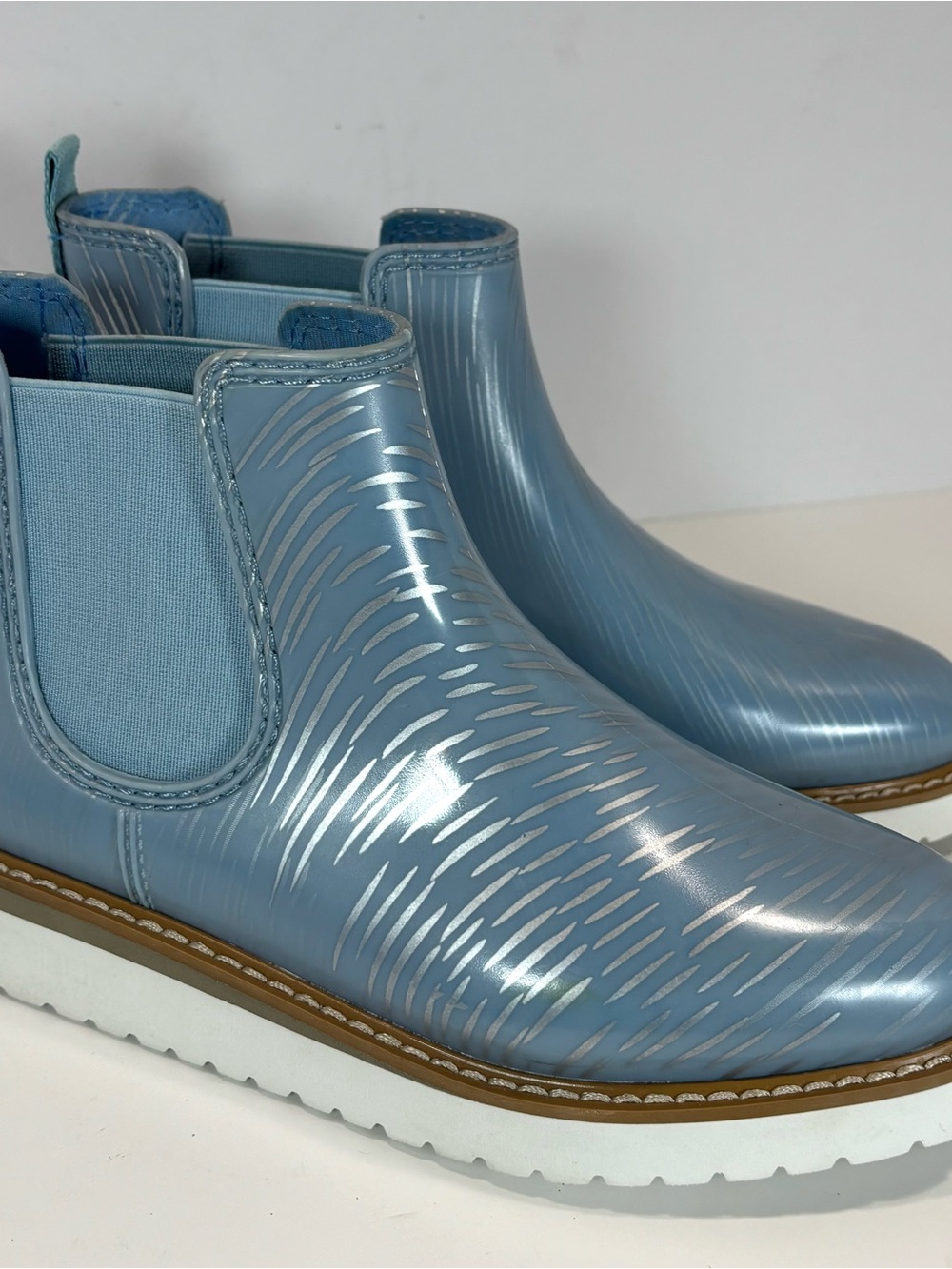 Cougar x Jill Malek Kensington Blue Gray Waterproof Chelsea Rain Boots 6 EUC